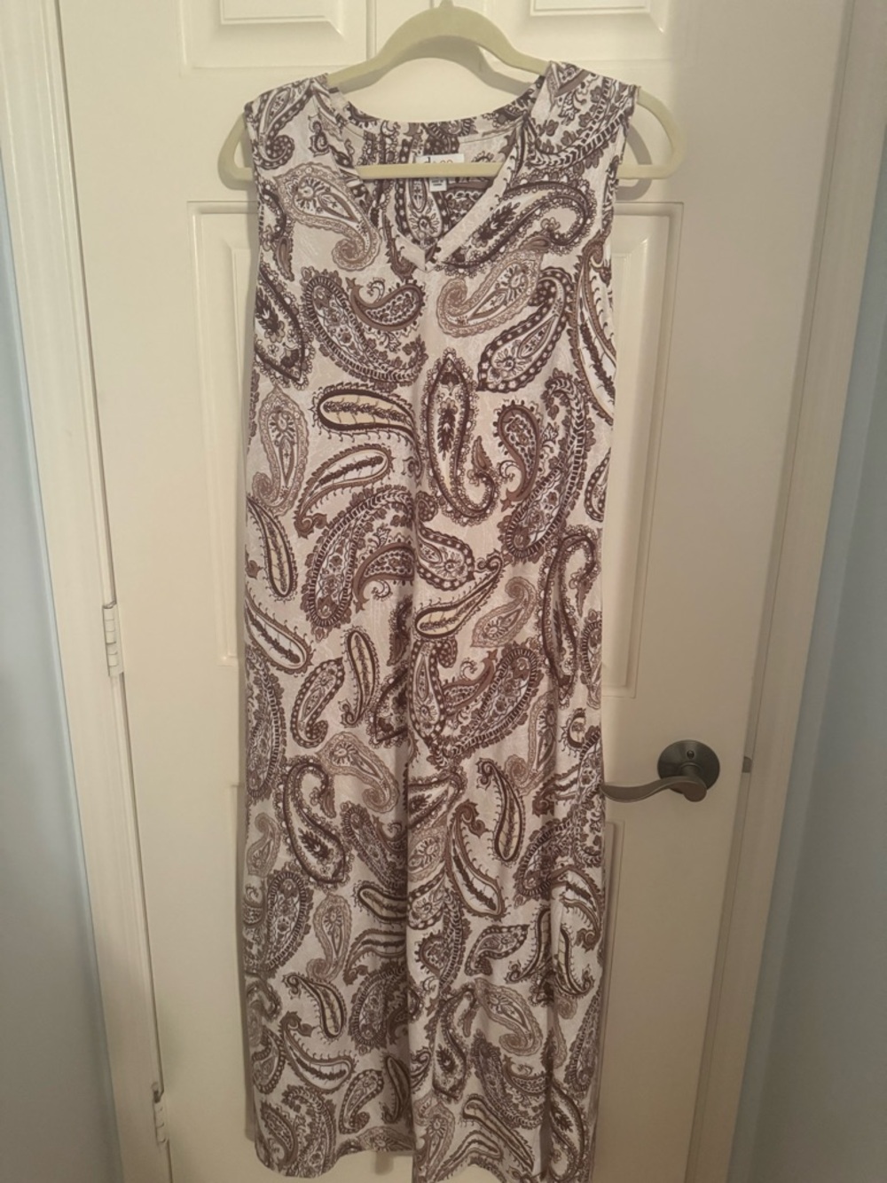 Sleeveless Paisley Maxi Dress in White and Brown